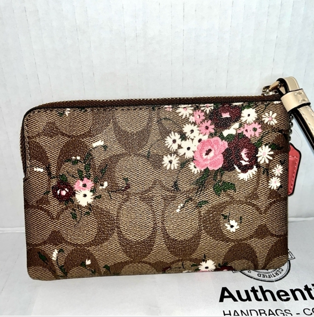 COACH CORNER ZIP WRISTLET IN SIGNATURE CANVAS WITH EVERGREEN FLORAL PRINT